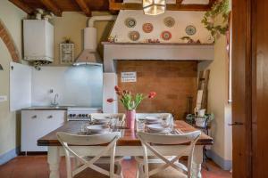 een keuken met een houten tafel met stoelen en een fornuis bij SANGALLO Suite-Hosted by Sweetstay in Florence