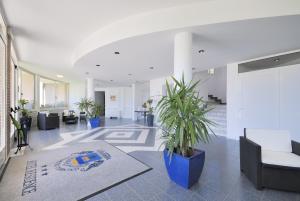 een kantoorlobby met een centrale in het midden bij Villaggio Turistico La Cecinella in Marina di Cecina +57 foto's