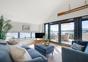 sala de estar con sofá azul y TV en Deben View en Woodbridge