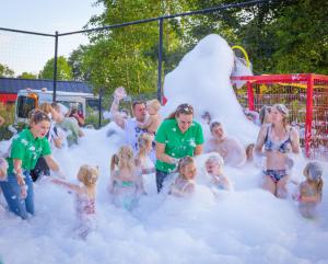 a group of children playing in the snow at Recreatiepark de Boshoek in Voorthuizen +16 photos
