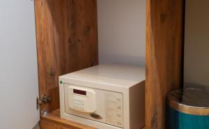 - un four micro-ondes blanc dans une armoire en bois dans l'établissement Fidan City Hotel, à Istanbul