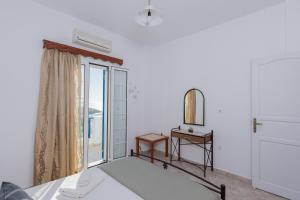 um quarto com uma cama e uma janela em The Panorama House em Pera Gyalos