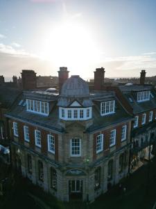 een oud gebouw met een koepel erop bij The Apartments Lytham Square in Lytham St Annes