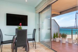 Μια τηλεόραση ή/και κέντρο ψυχαγωγίας στο Apartamento primera línea de mar Palamós