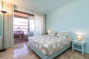 Säng eller sängar i ett rum på Apartamento primera línea de mar Palamós