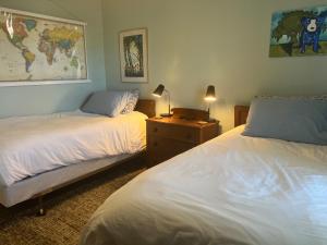 una camera con 2 letti e una scrivania con lampada di Heated, Private Pool in Quiet Midtown Neighborhood a Hattiesburg