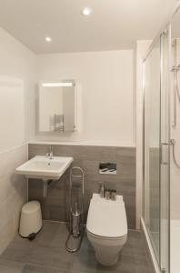 Ένα μπάνιο στο 11 Middlecombe - Luxury Apartment at Byron Woolacombe, only 4 minute walk to Woolacombe Beach!