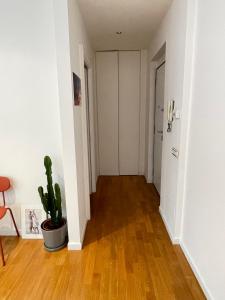 um corredor vazio com um cacto num quarto em Casa dei Visionari 2 em Bari