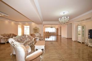 duży salon z kanapami i żyrandolem w obiekcie Teryan street, 4 bedrooms Luxury, Unique apartment TT888 w Erywaniu