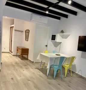 a dining room with a table and chairs at Loft Time - Somhome in Peniscola