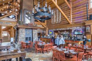 テルライドにあるTelluride Mountain Lodge Skiin Out amazingLocationのテーブルと椅子のあるレストラン、バー