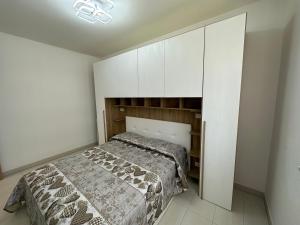 una camera con un letto e un grande armadio bianco di Be Chic ad Alba Adriatica