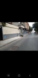 una imagen de una calle vacía con un edificio en Bol d'air à la mer centre Ain el Turck, en Aïn El Turk