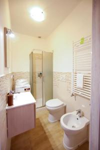 Un baño con inodoro, lavabo y ducha. en Dimora Stellina - Isola di Pellestrina Ve, en Pellestrina