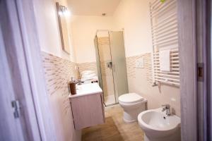 un baño con inodoro y lavabo en Dimora Stellina - Isola di Pellestrina Ve, en Pellestrina
