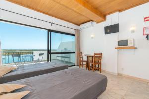 sypialnia z 2 łóżkami i widokiem na ocean w obiekcie Cabanas Ria Sea View By Algartur w mieście Cabanas de Tavira