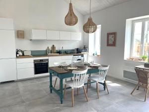 Kuchyňa alebo kuchynka v ubytovaní La Maison de Lena 500m de la Plage