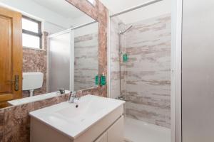 Un baño con lavabo y ducha en Cabanas Ria Sea View By Algartur, en Cabanas de Tavira 66 fotos más