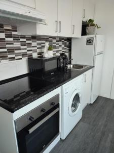Kuchnia lub aneks kuchenny w obiekcie Casa Zoe - Apartamentos en Suite Budha - Buenas vibras! Edificio #LasNaciones