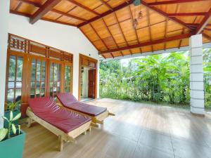 een kamer met 2 bedden op een patio bij Ceylon Serenity Villa in Beruwala