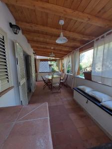 a living room with a couch and a table at Residence Juniperus in Porto Rotondo