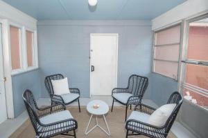 a group of chairs and a table in a room at Pine Grove Cottage in Chambersburg