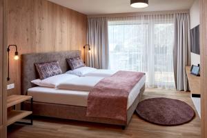 Llit o llits en una habitació de HOTEL SONNBLICK Kaprun, Salzburg - including Summer Card