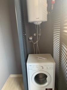uma máquina de lavar e secar roupa num canto de um quarto em Residencial Alegria 12 em Torrevieja