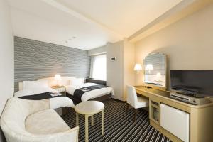 Habitación de hotel con 2 camas y TV de pantalla plana. en APA Hotel Fujichuo, en Fuji