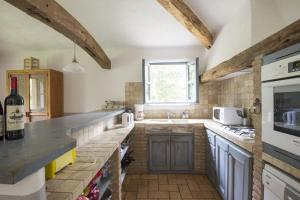Kuchyňa alebo kuchynka v ubytovaní Casa di l'olivu