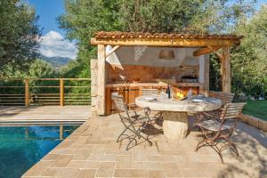Bazén v ubytovaní Casa di l'olivu alebo v jeho blízkosti