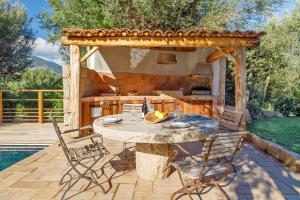 Patio alebo iná vonkajšia časť ubytovania Casa di l'olivu