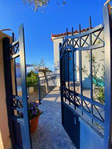 una puerta a una casa con vistas al océano en The Dona House, en Vagia