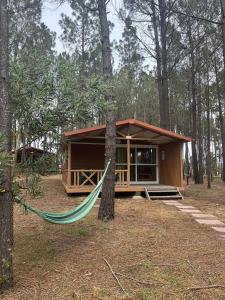 uma casa com rede na floresta em Odeceixe Bungalow-Parque de Campismo Sao Miguel em Odeceixe