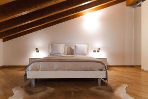 A bed or beds in a room at Casa Celeste