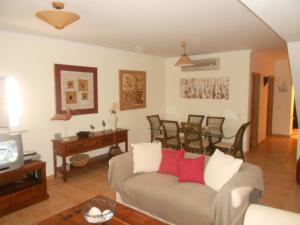 sala de estar con sofá y TV en Algarve Praia Verde, en Altura