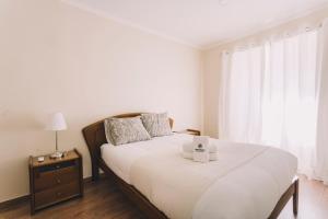 ein Schlafzimmer mit einem Bett und einem Laptop darauf in der Unterkunft Best Houses 79 - PénAreia in Peniche