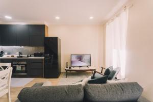 ein Wohnzimmer mit Couch und Küche in der Unterkunft Best Houses 79 - PénAreia in Peniche