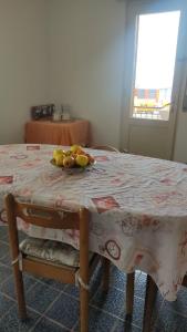 d'une table avec une assiette de fruits au-dessus dans l'établissement Stanze private in appartamento, à Udine