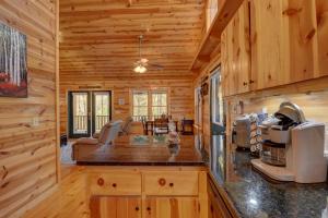 een keuken en een woonkamer in een blokhut bij Goldyloks' Cottage is "Just Right!" for you! Near Murphy, NC and Blairsville, GA in Murphy