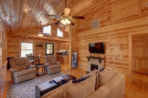 ein Wohnzimmer mit einem Sofa und einem Kamin in der Unterkunft Goldyloks' Cottage is "Just Right!" for you! Near Murphy, NC and Blairsville, GA in Murphy