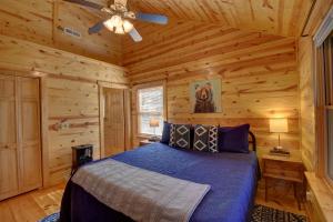 ein Schlafzimmer mit einem Bett in einem Blockhaus in der Unterkunft Goldyloks' Cottage is "Just Right!" for you! Near Murphy, NC and Blairsville, GA in Murphy