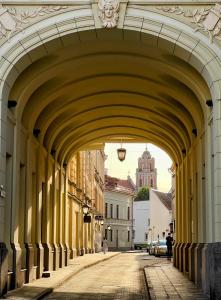 um arco sobre uma rua numa cidade em Vilnius Centrum Apartment em Vilnius