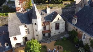 - une vue aérienne sur un grand château blanc dans l'établissement Le logis du Vassal, à Laval