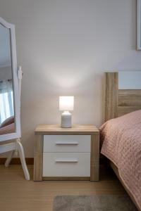 um quarto com uma cama e uma mesa com um candeeiro em Rocha Prime Luxury Apartment em Portimão