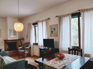 sala de estar con mesa de comedor y sala de estar con mesa en Al Casalino House en Ronciglione