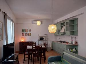 un soggiorno con tavolo e cucina di Al Casalino House a Ronciglione