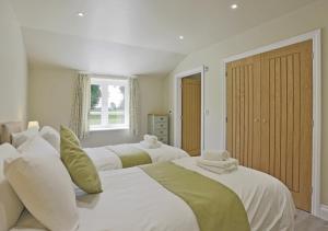 A bed or beds in a room at Lavender Cottage