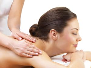 a woman getting a massage from a therapist at Borgo della Meliana Gambassi Terme in Gambassi Terme