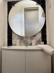 y baño con lavabo y espejo. en Casa Vacanze Fontana Fraterna, en Isernia